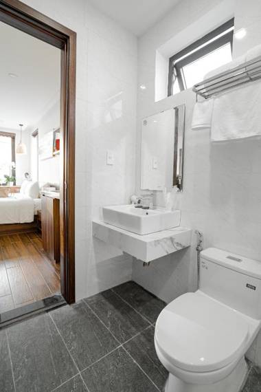 Dragon View Riverfront Hotel