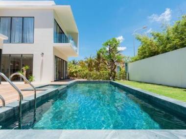 VILLA ARIA RESORT THE SEA BY 10mBiển và hồ bơi riêng