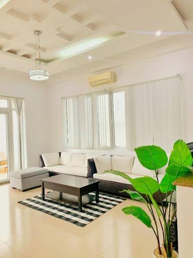 The Black & White Garden Villa- 5-Bedroom Villa