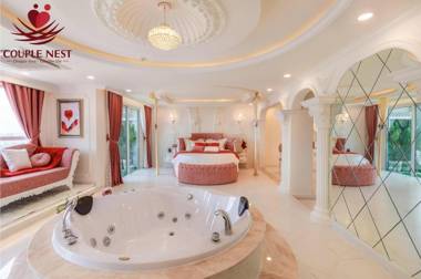 Couple Retreats - Romantic & Luxurious Suite