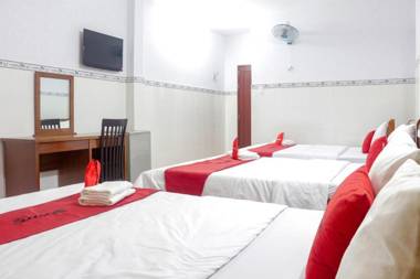 RedDoorz Diamond Hotel CMT8