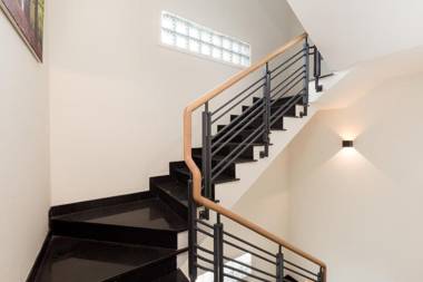 The Arrivals Tower-Near Airport-10 stars