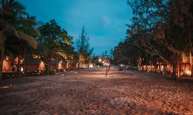 Hola Beach - Beach Club & Eco Glamping Resort