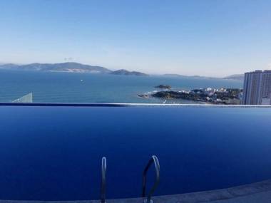 Luxury Scenia Bay Apartment with Seaview
