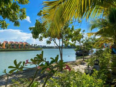 Riverside White House Hotel