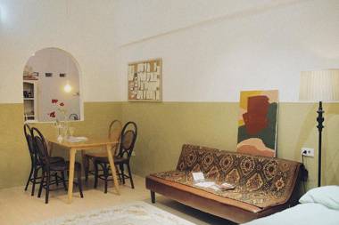 Vintage Art Condo w/ Bathtub - 3' to Opera House