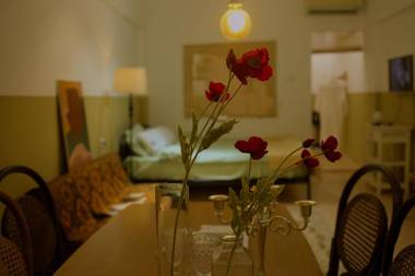 Vintage Art Condo w/ Bathtub - 3' to Opera House