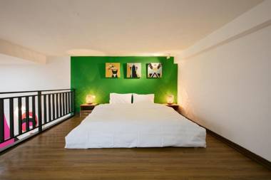 Holly's Hidden Nest in Prime Location No Lift