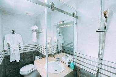 Queenie Hotel - Freyza Hotels