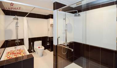 Van Phat Riverside Hotel