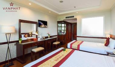 Van Phat Riverside Hotel