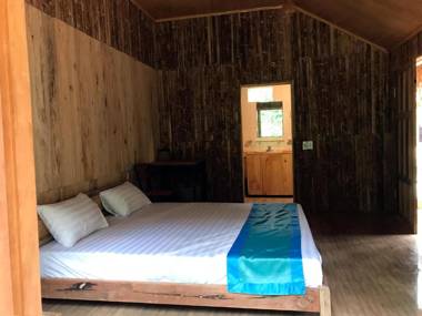 LePont Mu Waterfall Bungalow