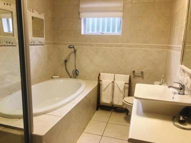 Sea Whisper Guest House & Self Catering