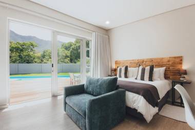 A Riverbed Guesthouse