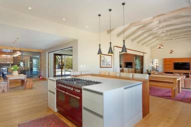 Vineyard Manor at 13 Vines by HostAgents