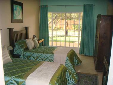 Heatherdale Guesthouse & Shuttle Services