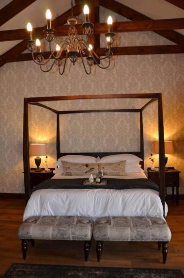 Under Oaks Guest House