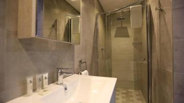 Cascades Guest Lodge