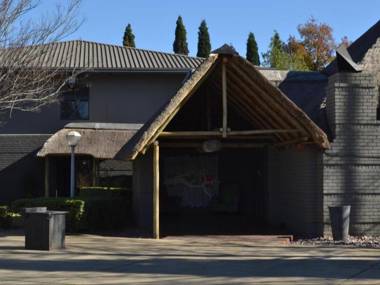 Outlook Lodge OR Tambo