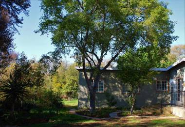 Charming Yellowwood cottage for 2 people in spacious garden