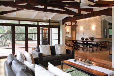 Khangela Private Game Lodge - Self Catering - Hluhluwe