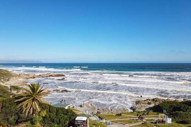 Hermanus Beachfront Lodge