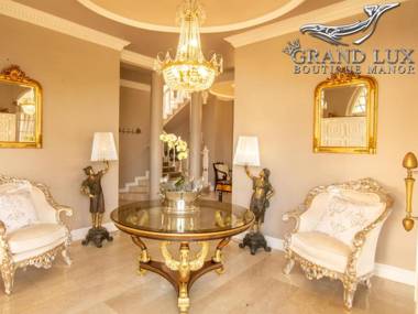Grand Lux Boutique Manor
