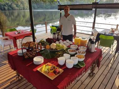 Bambuu Lakeside Lodge