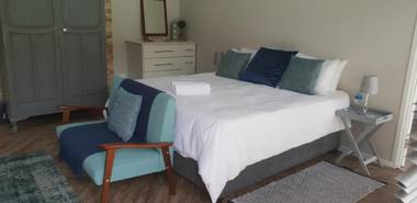 6 on Western Guest House