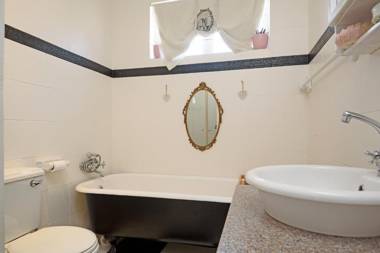 Daisy Road 20 by HostAgents