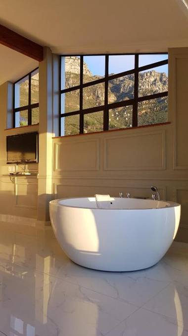 Bayview Penthouses and Rooms