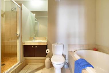 Long stay rates walk to V&A Waterfront WIFI no elec outages gym & pool