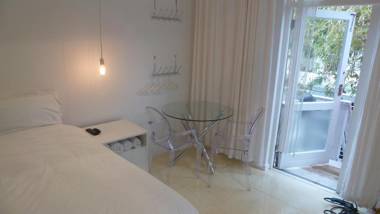 4 on Highworth Apartments and Studios