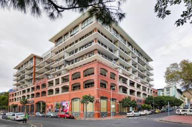 Authentic Cape Town Apartment near the Silo District