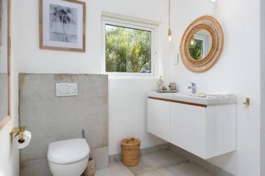 Beautiful Contemporary Apartment with Views!