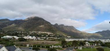 Holiday Apartment and Work Remotely 2min from the Beach Hout Bay