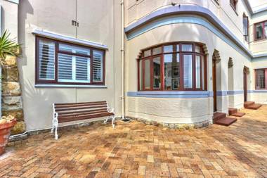 On the Beach in Camps Bay - fully equipped 2 bedroom apartment