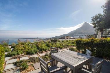 Camps Bay One Bedroom apartment - luxury stay with sea viea