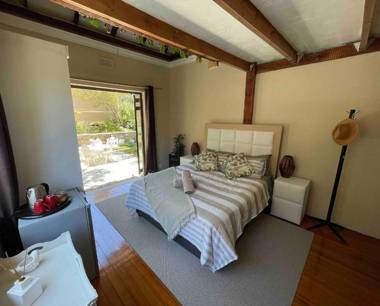 Room in Guest room - Living In Mountain Views Camps Bay