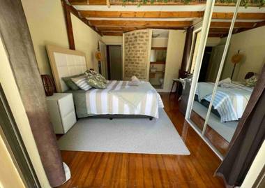 Room in Guest room - Living In Mountain Views Camps Bay