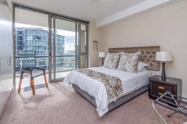 Waterfront Canal - Luxury 2 Bedroom Apartment