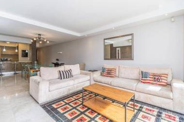 Waterfront Canal - Luxury 2 Bedroom Apartment