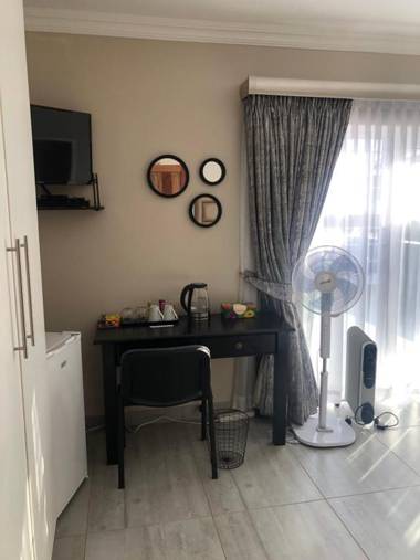 6 on Acacia & 8 on Acacia Guesthouse