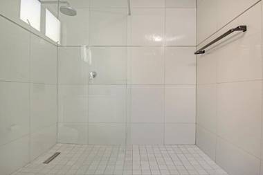 Sea De La Vie 25 by HostAgents