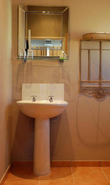 Sneezewood Farm Bed&Breakfast and Self-Catering Cottage