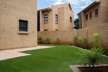 Camelot Guest House & Apartments