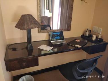 Ipe Tombe Guest Lodge