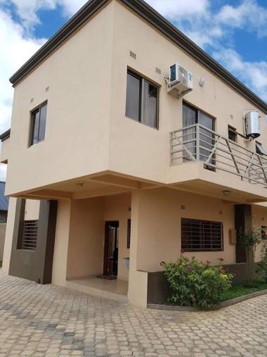 Executive 3 bedrooms fully furnished apartment close to amenities