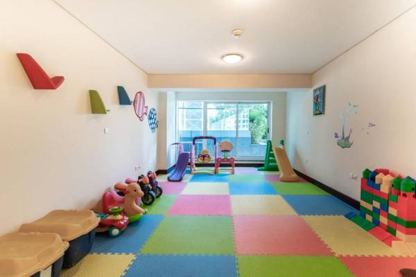 GuestReady - Feather In the Wind