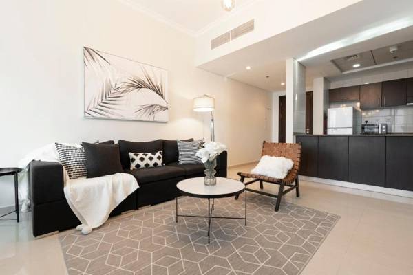 GuestReady - Monochromatic Adventure